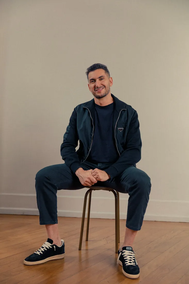Salim Khouri sentado em retrato editorial.